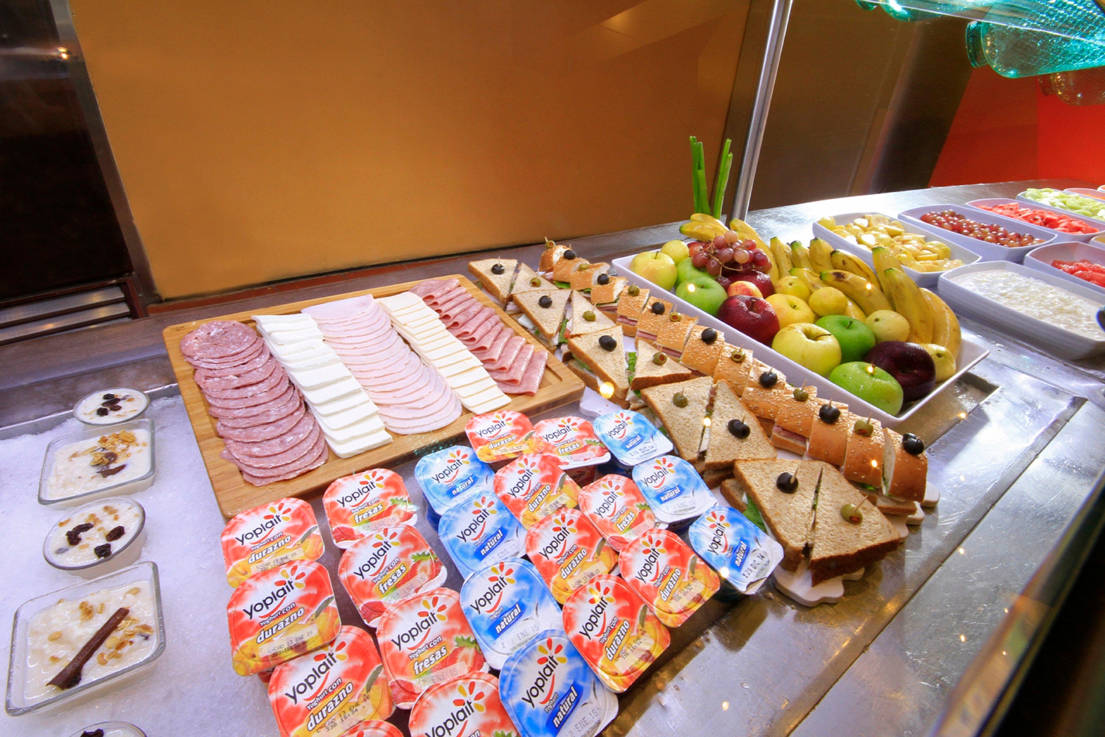 ホリデイ イン モンテレイ パルケ フンディドーラ モンテレー エクステリア 写真 Fruit and cold cuts at a buffet