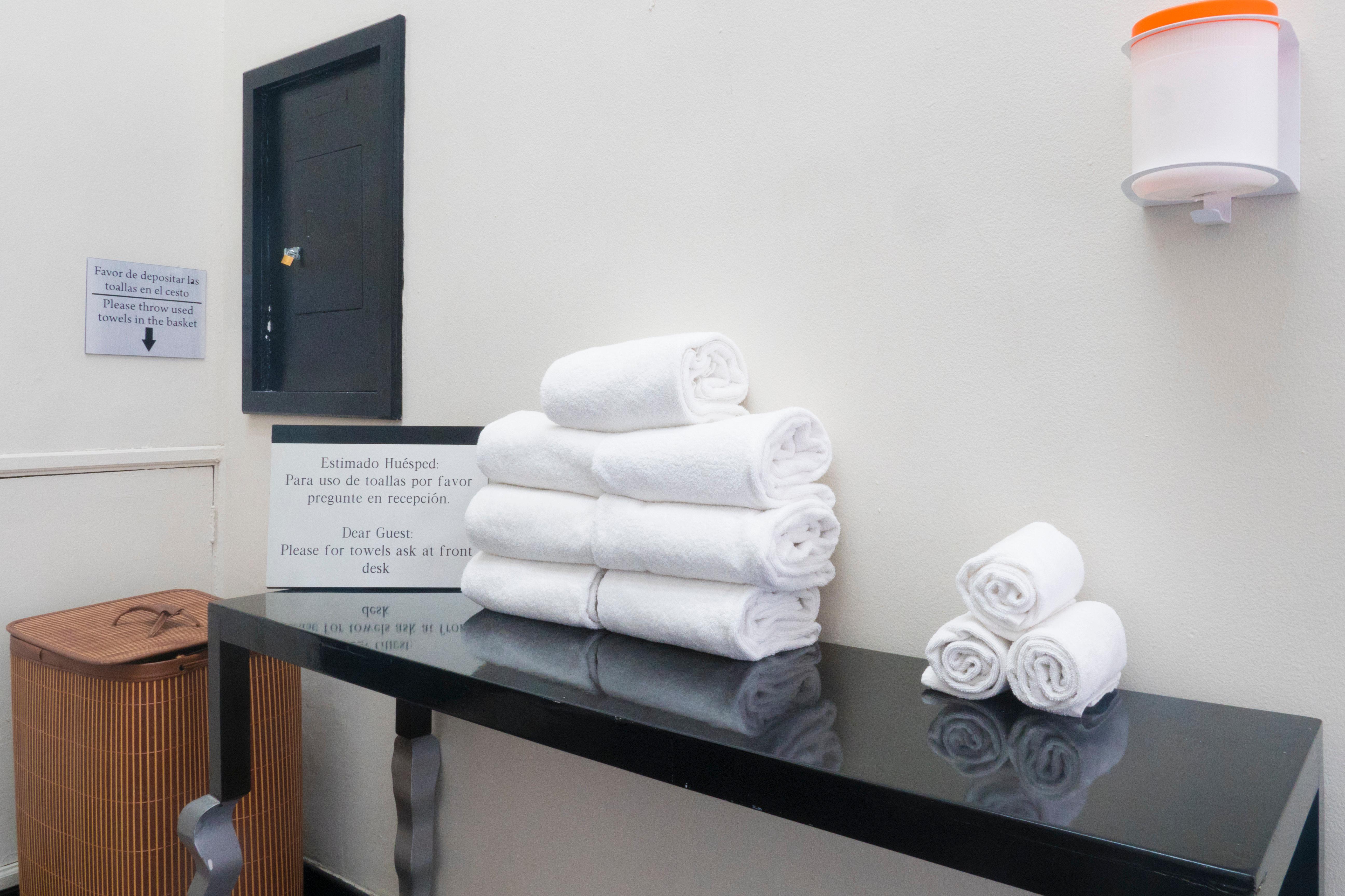 ホリデイ イン モンテレイ パルケ フンディドーラ モンテレー エクステリア 写真 Clean towels in a hotel room