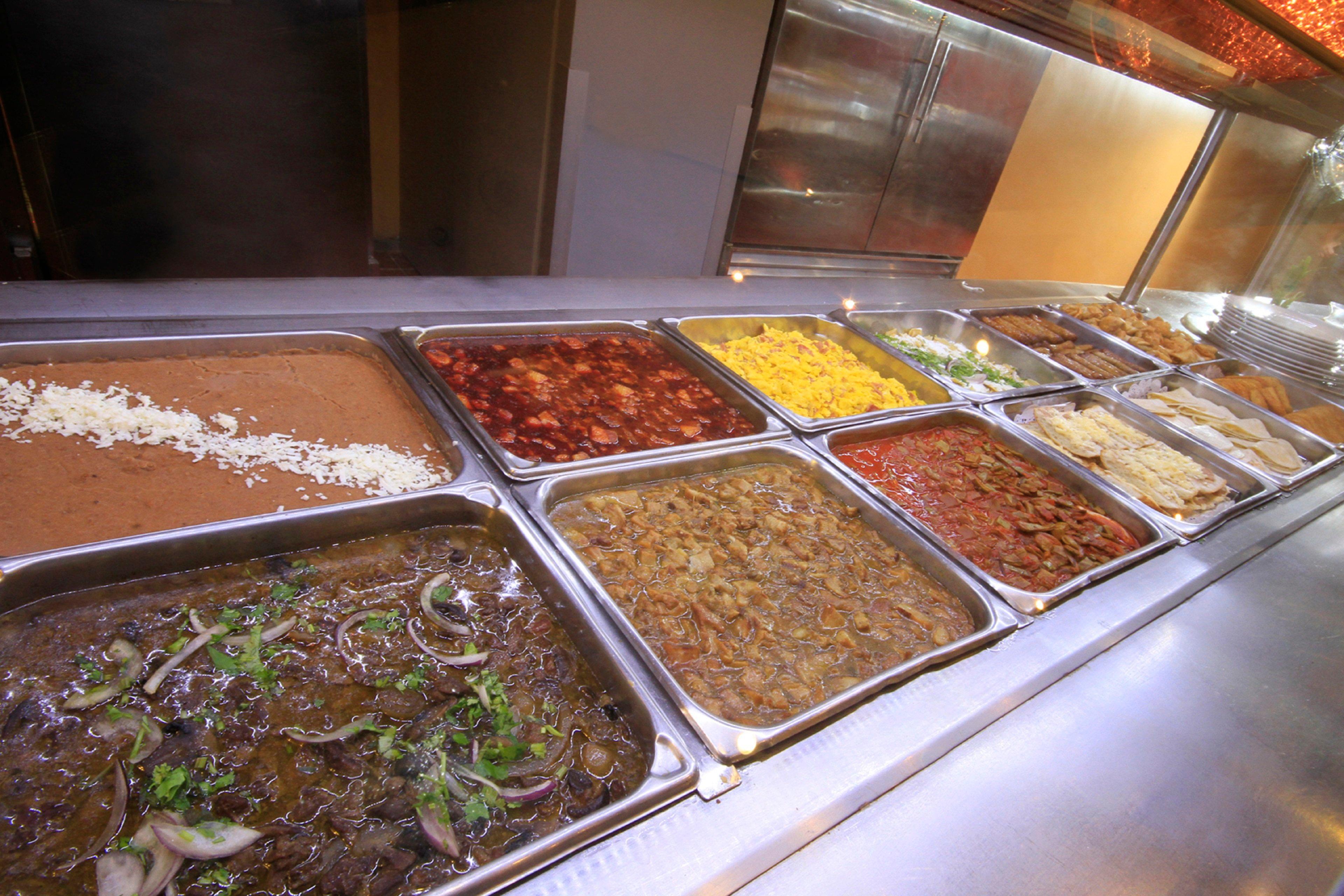 ホリデイ イン モンテレイ パルケ フンディドーラ モンテレー エクステリア 写真 A selection of Mexican food at a buffet