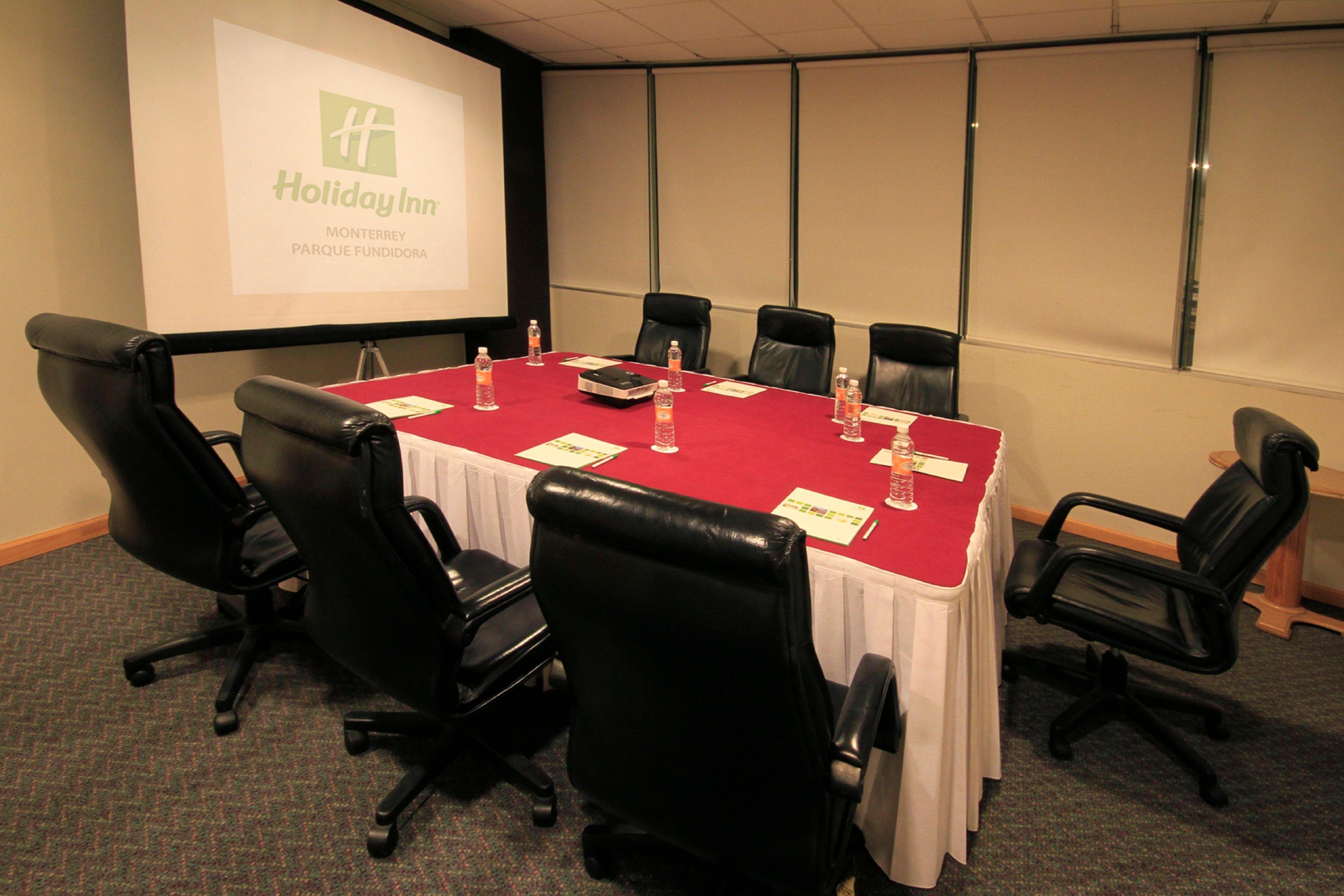 ホリデイ イン モンテレイ パルケ フンディドーラ モンテレー エクステリア 写真 A typical boardroom