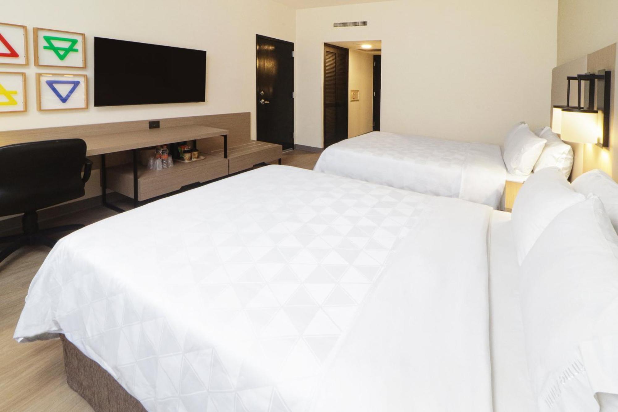 ホリデイ イン モンテレイ パルケ フンディドーラ モンテレー エクステリア 写真 A typical room at the Holiday Inn Express